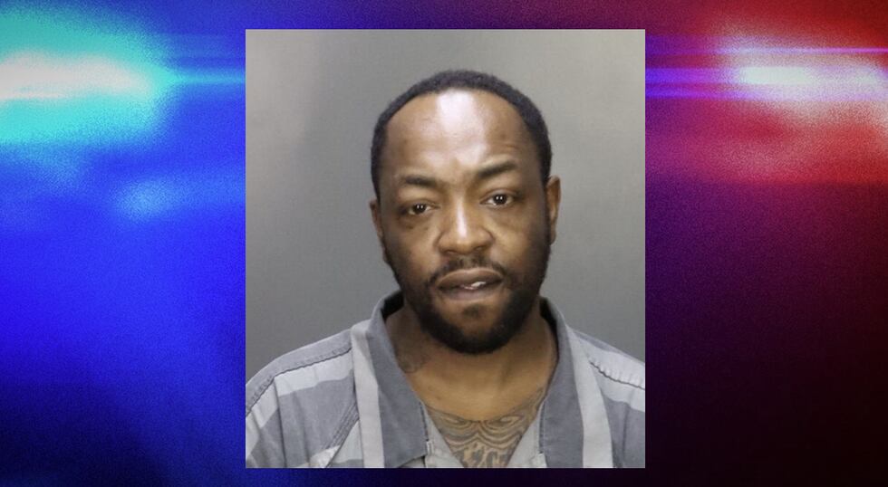 Randy Dwayne Lewis, de 41 años, está acusado de un cargo de agresión agravada por delito grave...