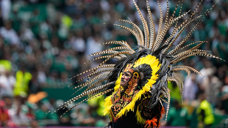 Un artista durante la ceremonia de inauguración del Mundial 2026 previo al partido entre el...