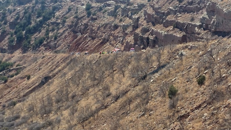 El conductor salía del cañón el domingo por la noche y sufrió un reventón en una llanta....