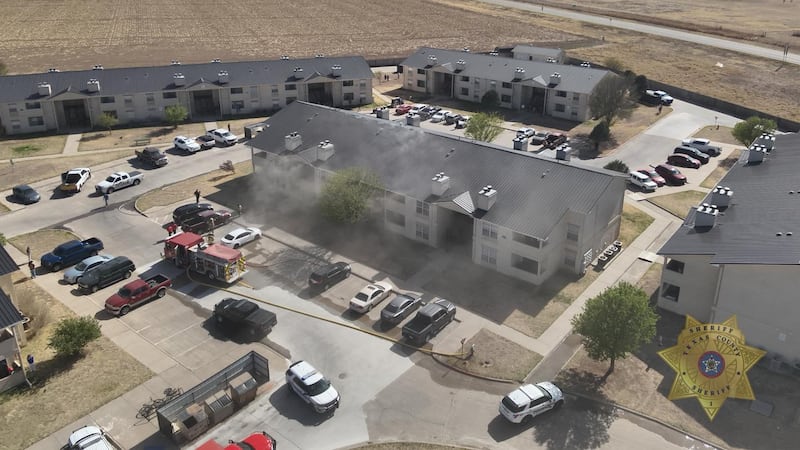 Equipos trabajando para contener un incendio en una estructura en Guymon (Crédito:...