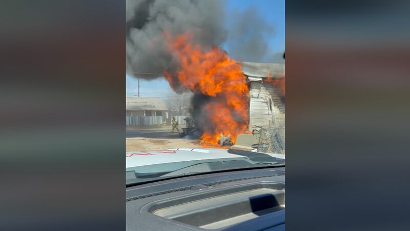 Bomberos fueron llamados a un incendio estructural en la calle 323 North Lamar
