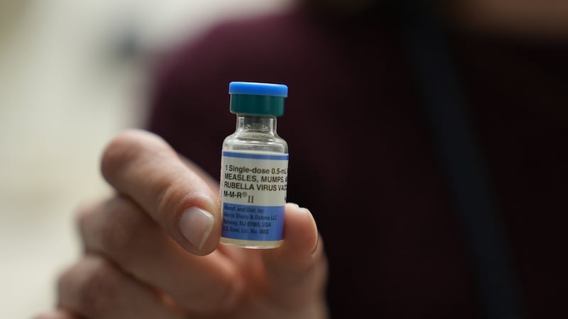 ARCHIVO La doctora Jessica Early sostiene un frasco de la vacuna combinada contra el...