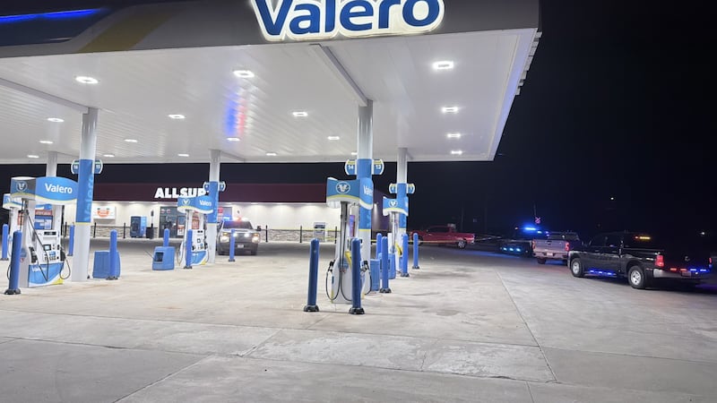 La policía está buscando activamente el auto, que según se dice tiene daños en el panel...