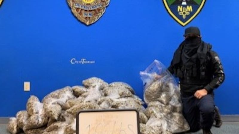 La policía arrestó a Caleb Morgan Cook, de 24 años, y a Oliver Doyle Bozarth, de 25. Ambos son...