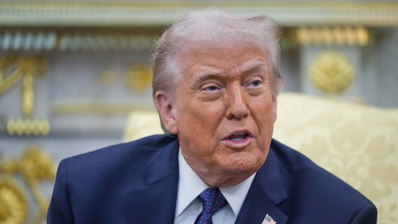 El presidente de Estados Unidos, Donald Trump, habla en una reunión con el canciller alemán...