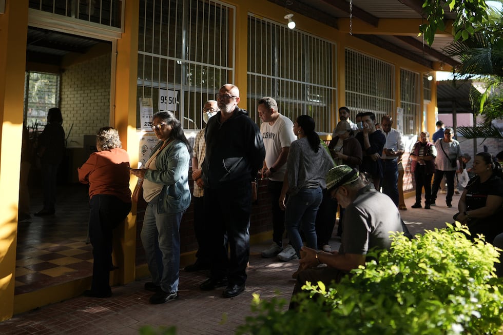 Votantes hacen fila en un centro de votación durante las elecciones generales en Tegucigalpa,...