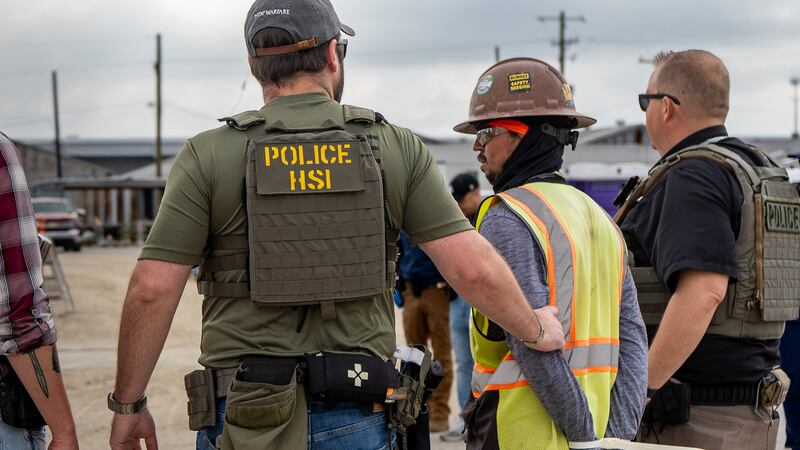 Al menos 11 trabajadores migrantes fueron detenidos por agentes federales de inmigración en...