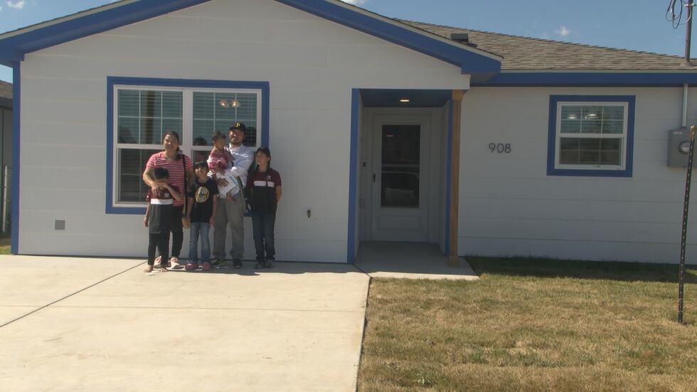 Familia de Amarillo Recibe las Llaves de su Nueva Casa Gracias a Hábitat para la Humanidad