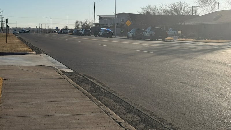 La policía afirma que los empleados recibieron un mensaje de voz el jueves por la noche en una...