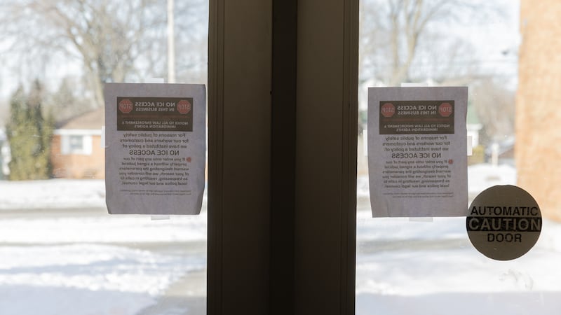 Carteles con la frase "NO ICE ACCESS" (Prohibida la entrada a ICE), en las puertas de la...