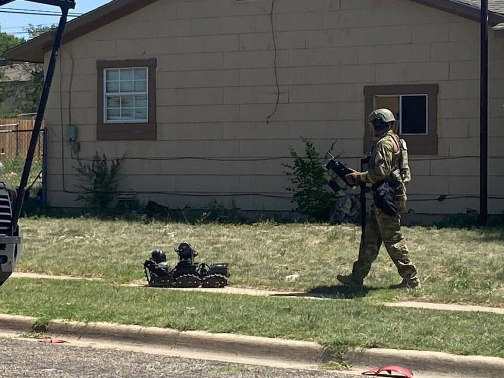 APD working SWAT situation