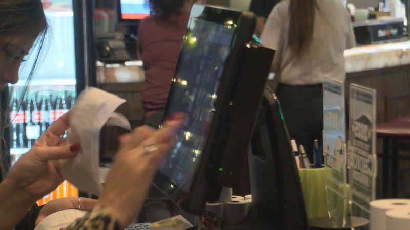 Esta comisión recae sobre los consumidores, ya que las empresas se ven obligadas a subir los...