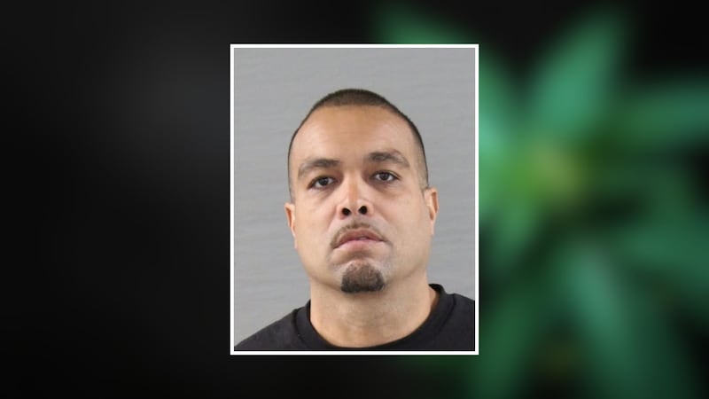 Ray Bernard Gill está acusado de dos delitos graves relacionados con el lavado de dinero y...