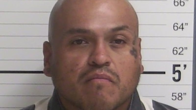 Andrew Roldán fue arrestado por disparar contra o desde un vehículo motorizado; posesión de un...