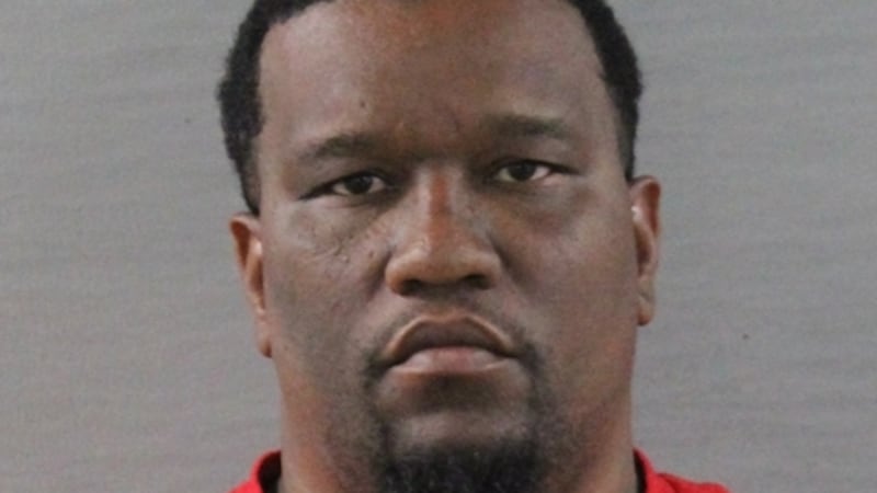 Calvin Lynn Roddy utilizó licencias de conducir falsas, recibos de sueldo y otros medios para...