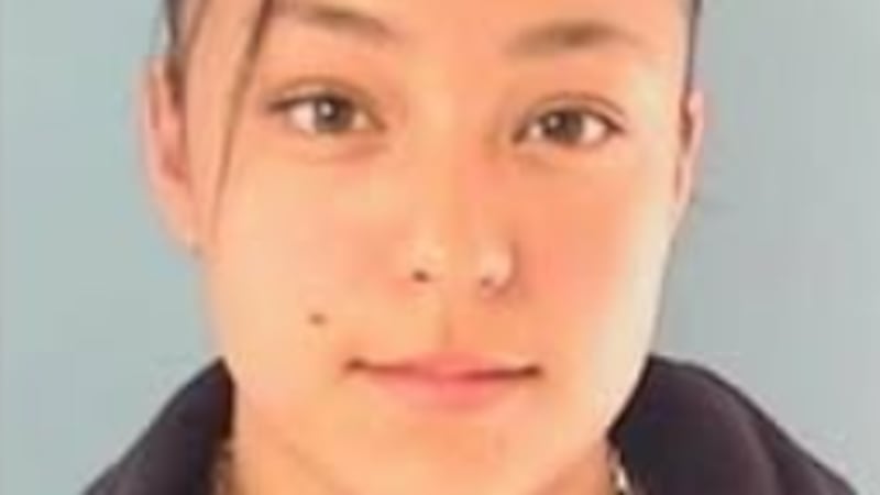 Si tiene información sobre su paradero, llame al Departamento de Policía de Portales llamando...