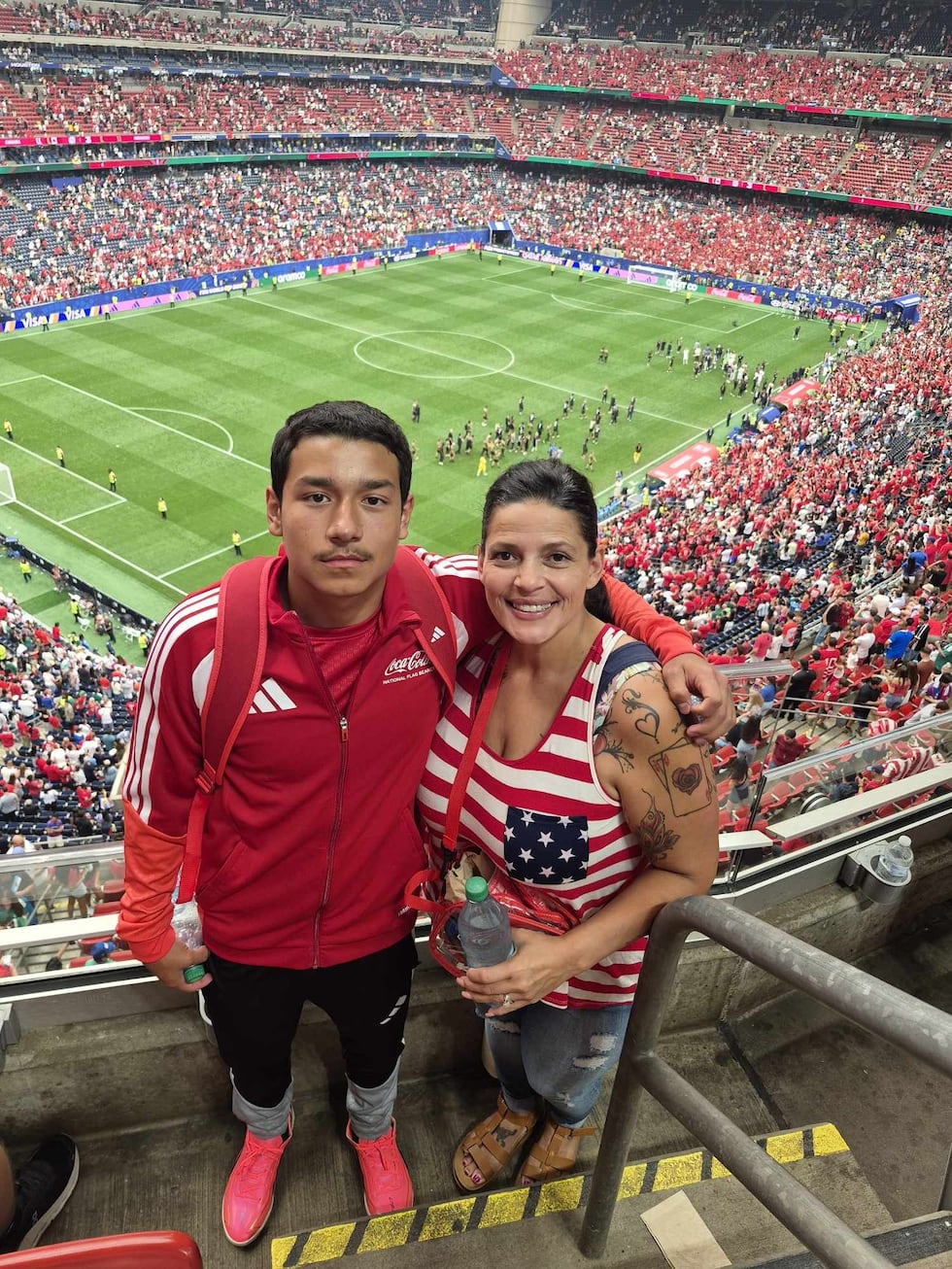 Jackie Moreno, la madre de Nieto, nominó a su hijo para ser portador de la bandera a través de...