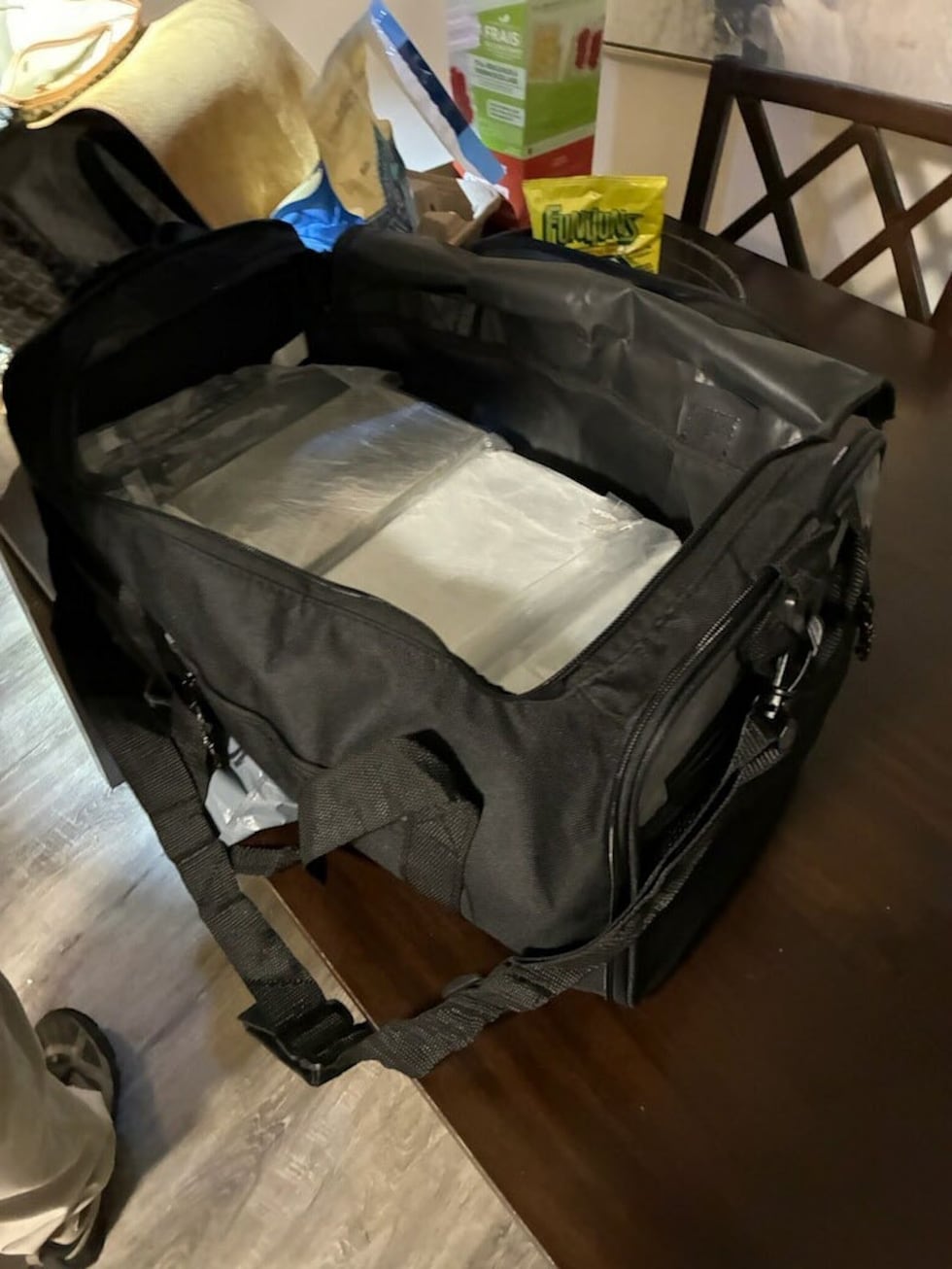 El FBI publicó estas fotografías del hallazgo de un cargamento de drogas y dinero en efectivo.