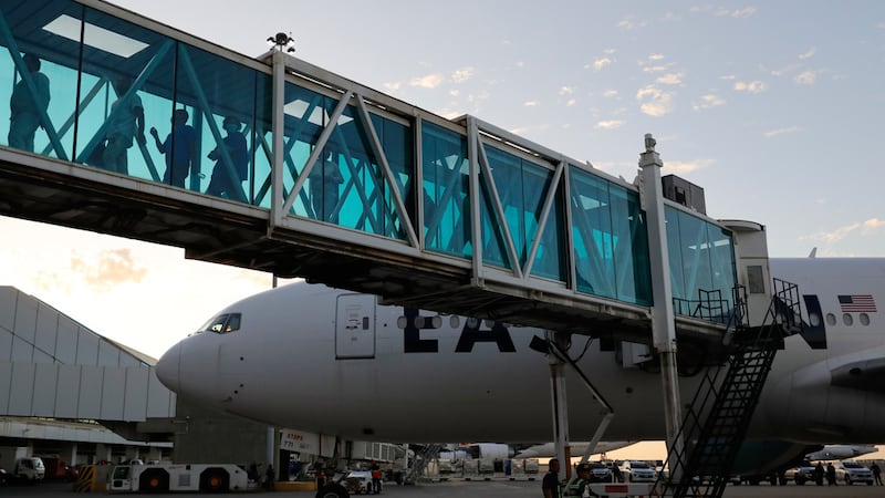 Migrantes venezolanos deportados desembarcan de un vuelo estadounidense en el Aeropuerto...