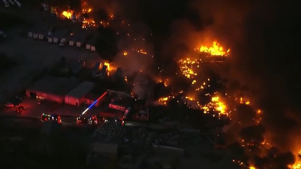 La aeronave de carga de la empresa UPS, con sede en Atlanta, se estrelló el martes y explotó...