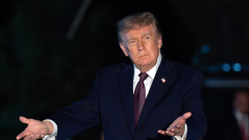 El presidente de Estados Unidos, Donald Trump, hace señas a reporteros de camino al Jardín Sur...