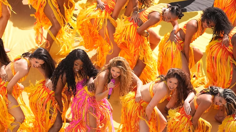 Shakira canta en el medio tiempo de la final mundialista en East Rutherford, Nueva Jersey, el...