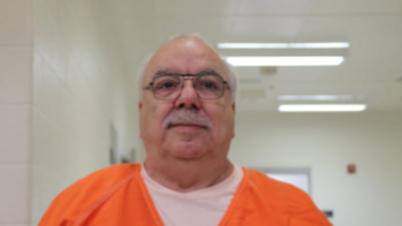 Arde George Damos, de 69 años y residente de California, fue condenado por el delito grave de...