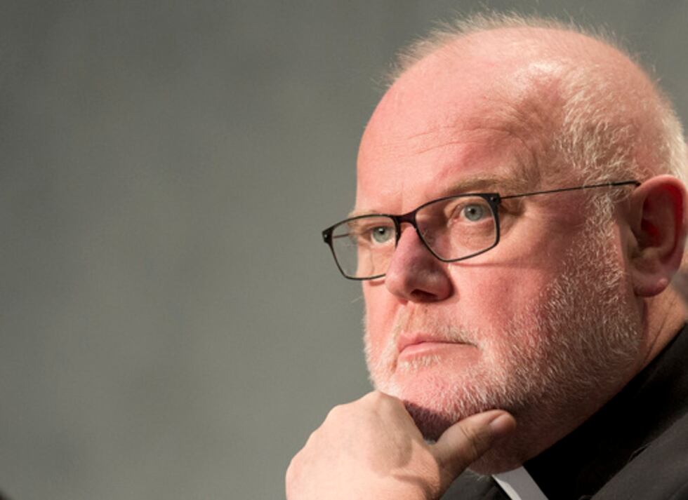 ARCHIVO - El cardenal alemán Reinhard Marx asiste a una conferencia de prensa del portavoz del...