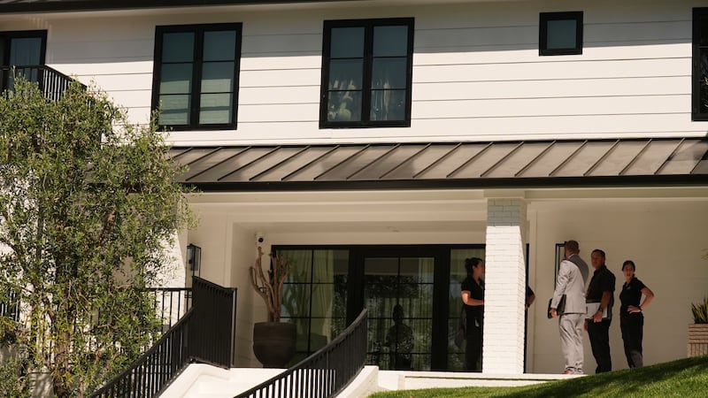 El exterior de la residencia de Rihanna se muestra el lunes 9 de marzo de 2026, en Beverly...