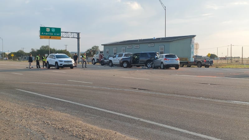 Múltiples agencias están respondiendo a un accidente cerca de Loop 335 Este y Lakeside Drive.