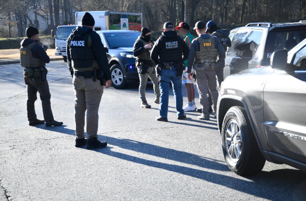 Agentes de ICE y el FBI arrestan en Georgia a supuesto pandillero de peligrosa banda criminal.