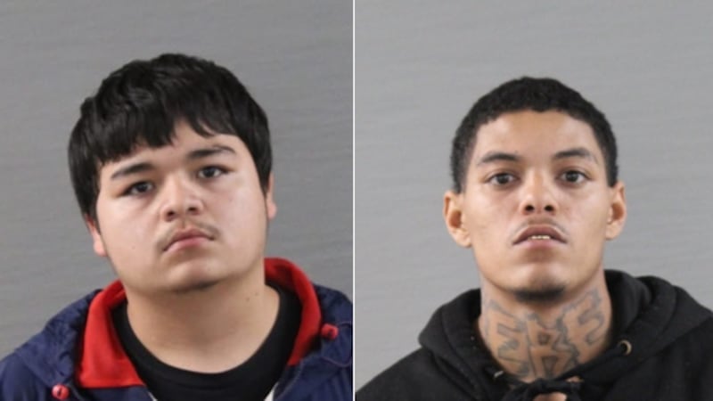 La policía detuvo a Drayson McGee, de 23 años y a Matthew Olivarez, de 18 años.