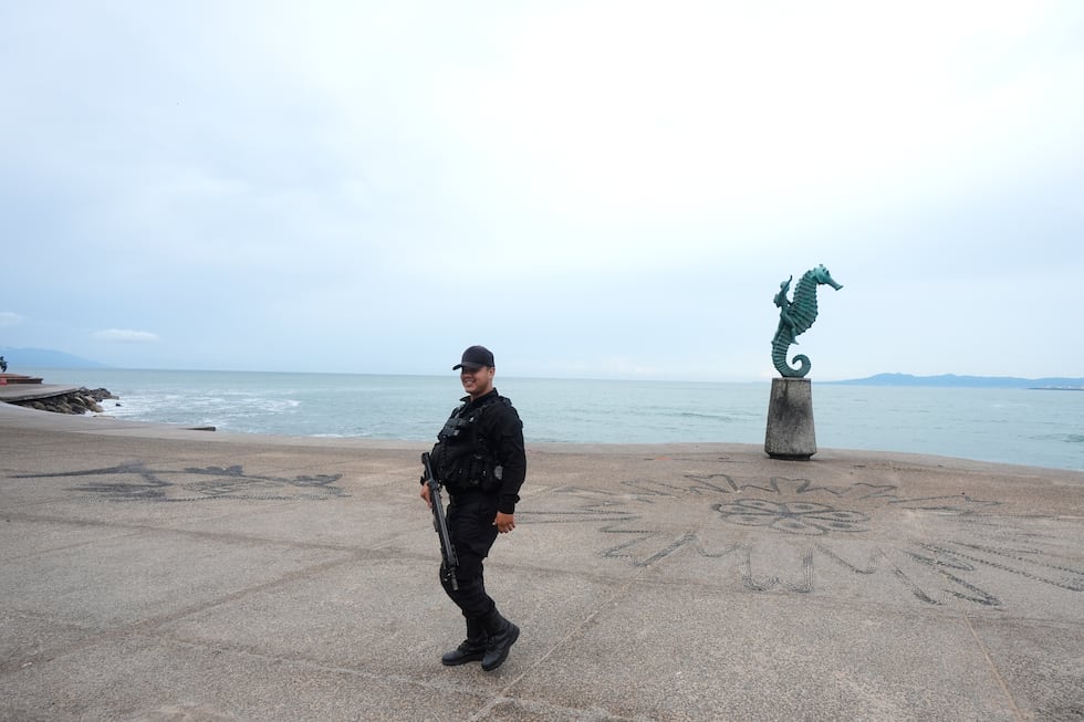 Un guardia de seguridad en Puerto Vallarta, México, en momentos en que se acercaba el huracán...