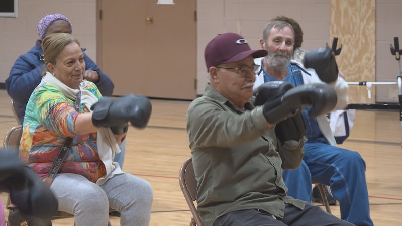 Programa PACE ayuda a las personas mayores a mantenerse activas a través del boxeo