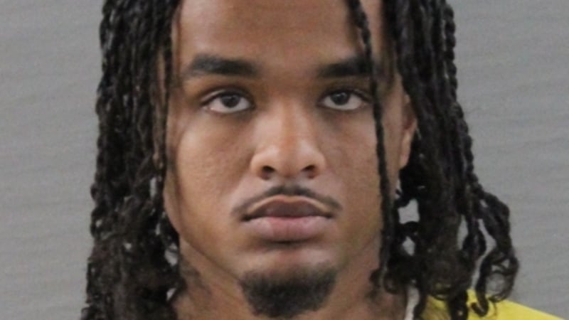 Durante el registro, el agente informó haber encontrado dos armas dentro del vehículo. Una de...