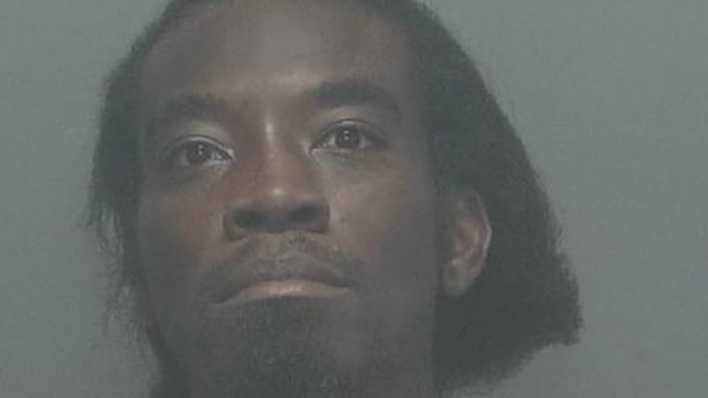 Shyrius Donquale Matthews está acusado de posesión ilegal de un arma de fuego por parte de un...