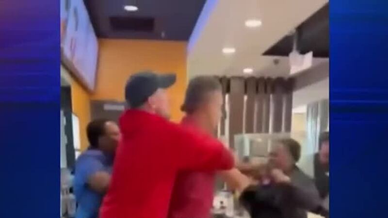 La persona golpeada con el café era un empleado de 17 años del restaurante de Florida. ( CNN)