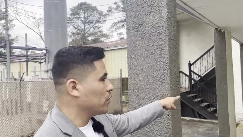 Luis Ortiz, ministro de la Iglesia Fuente de Vida, dijo que los oficiales de ICE detuvieron a...