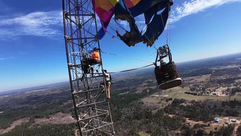 Nuevas imágenes tomadas con un dron muestran el momento en que los equipos de rescate llegaron...