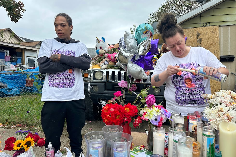 Julius Windham visita un memorial frente a la casa donde un hombre mató a tiros a 8 personas...