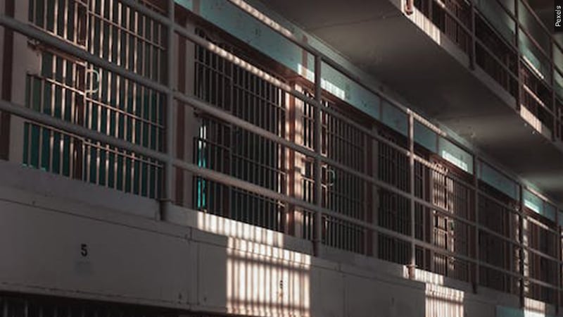 El proyecto de ley evitará evitará la liberación previa al juicio de personas acusadas de...