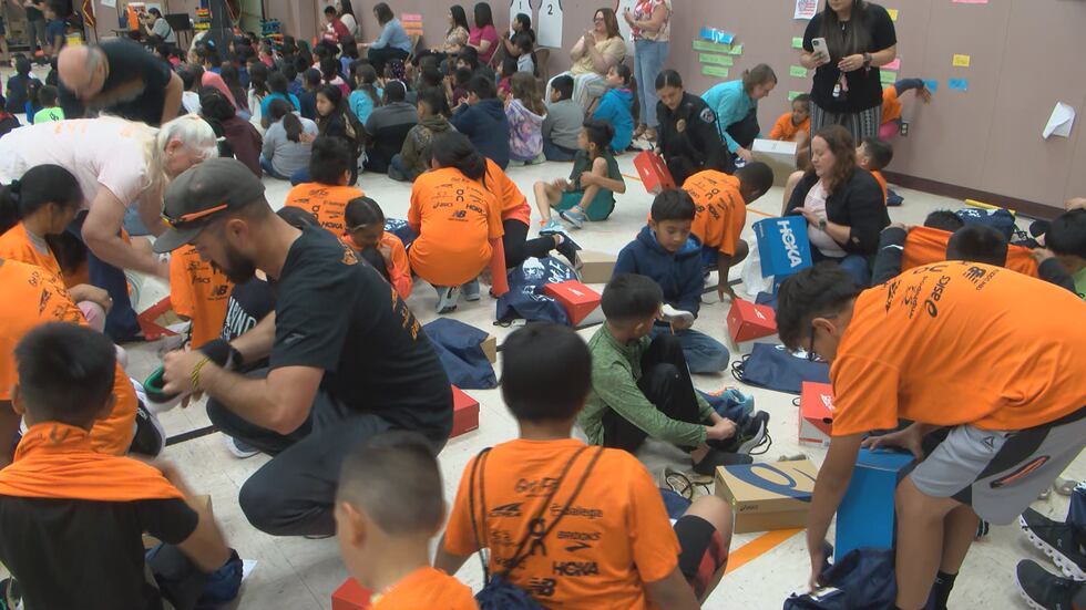 Estudiantes recibieron nuevo par de tenis para correr