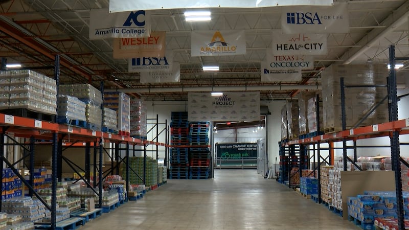 El programa de comidas de verano se ofrece a cualquier estudiante que lo necesite y continuará...