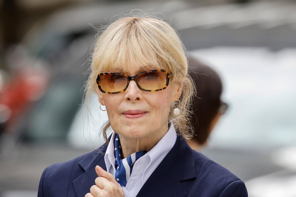 La columnista E. Jean Carroll sale del tribunal en la ciudad de Nueva York luego que el...