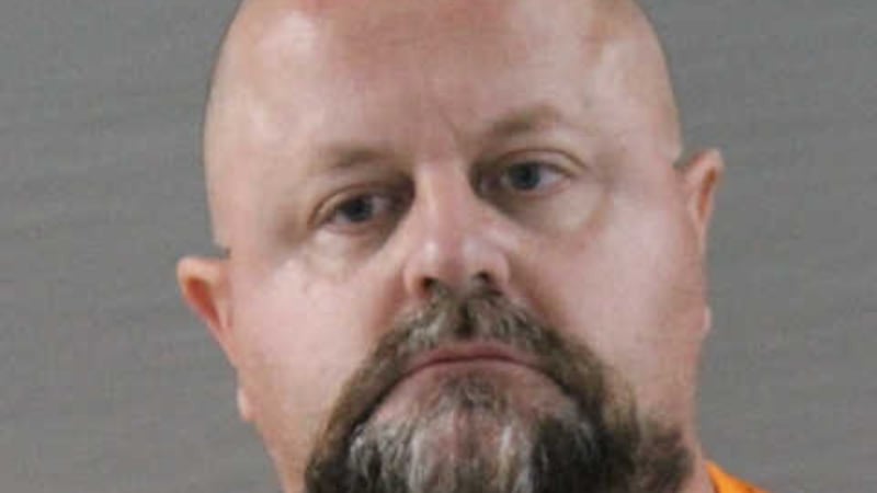 Shane Michael Dodson, de 43 años, está acusado de solicitar servicios sexuales de un menor a...