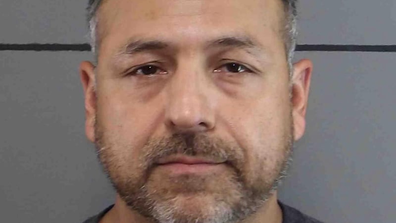 Moore County Crime Stoppers informó que César Sánchez, de 46 años, tiene múltiples órdenes de...