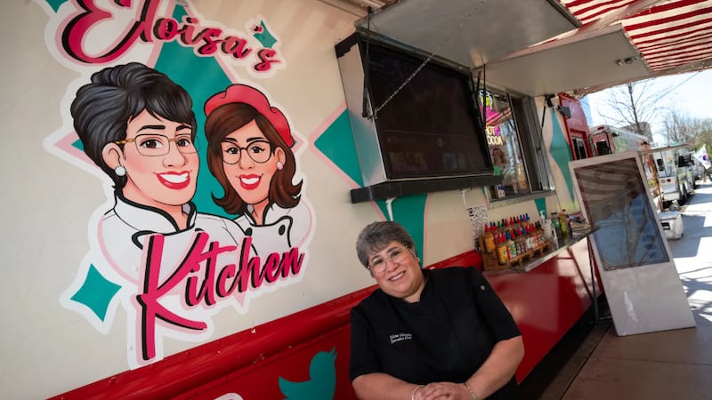 Eloisa Schessler junto a su camion de comida, "Eloisa’s Kitchen", situado en el parque Klyde...