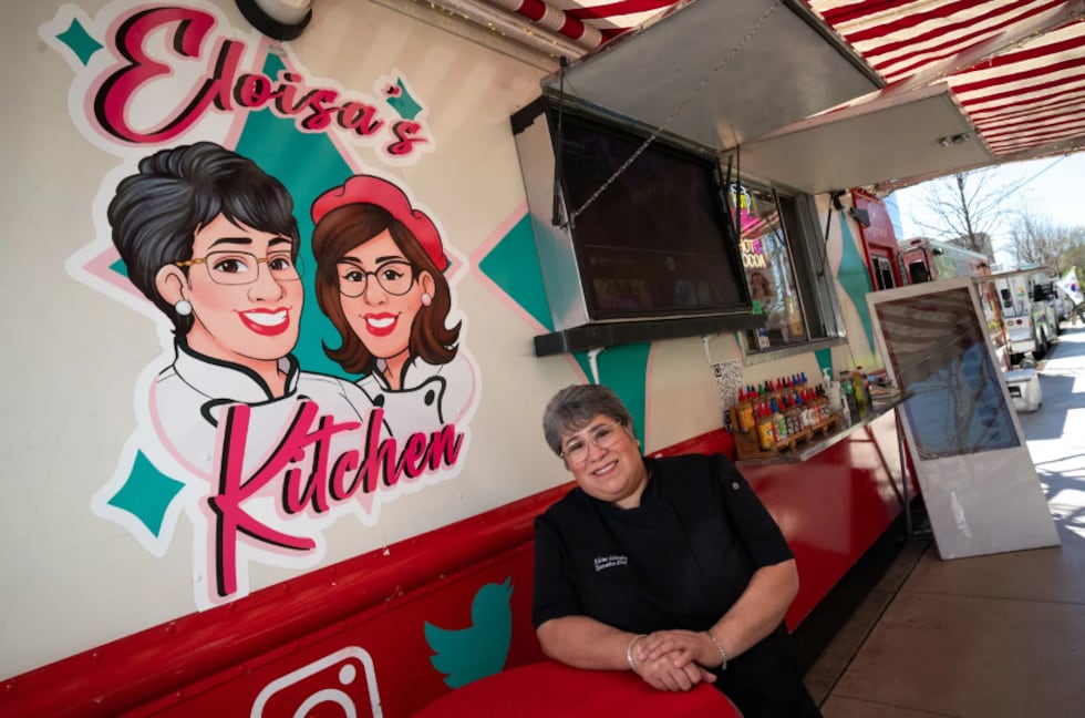 Eloisa Schessler junto a su food truck, "Eloisa’s Kitchen," situado en el parque Klyde Warren,...
