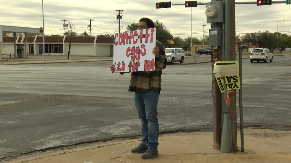Su familia le ayuda a vender en la intersección de la calle 50 y la avenida University cada...