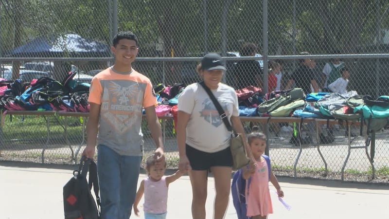 Miles de personas y familias se reunieron en Alamo Park el domingo para disfrutar de música,...